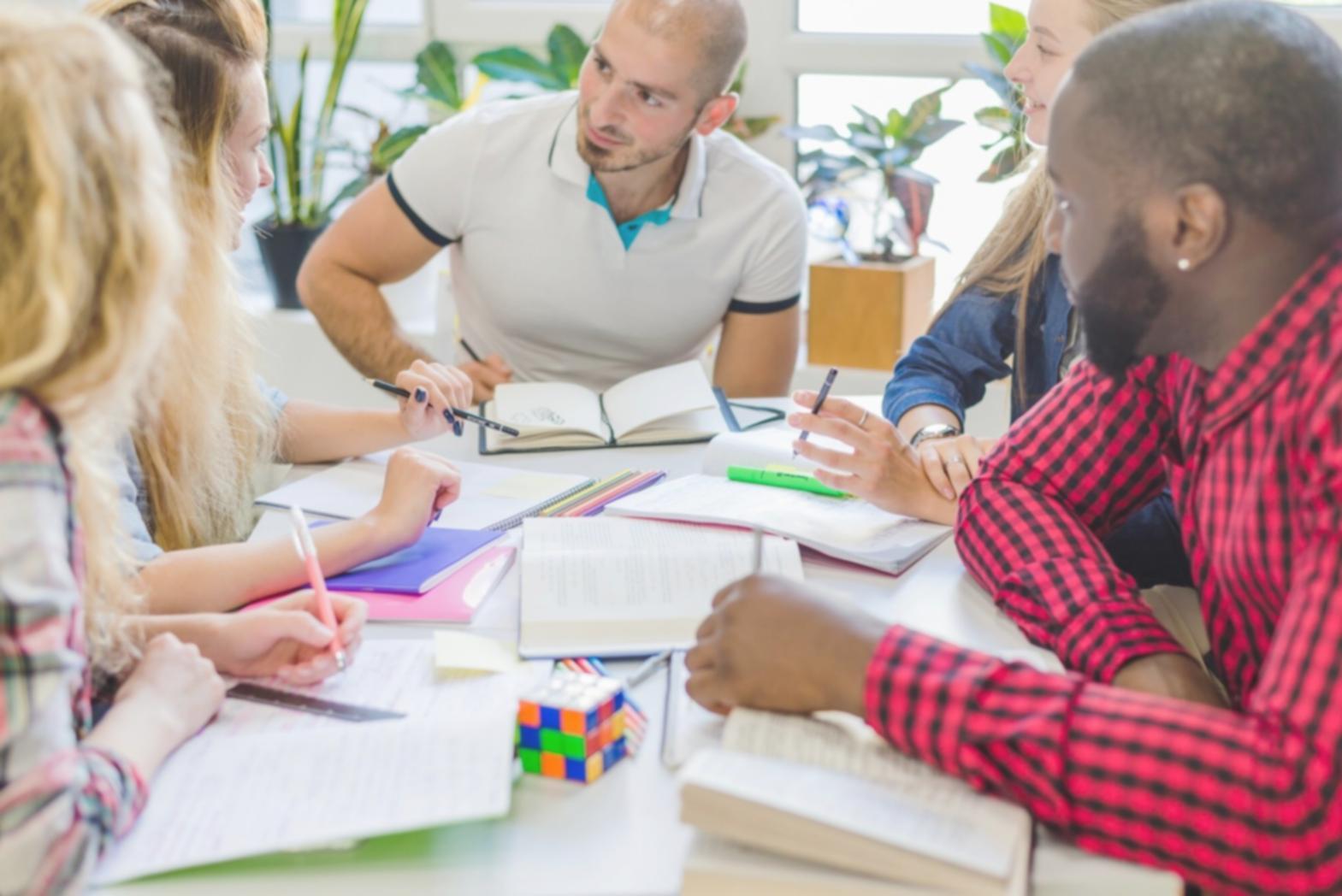 Professionelle Finanzschulung im modernen Seminarraum